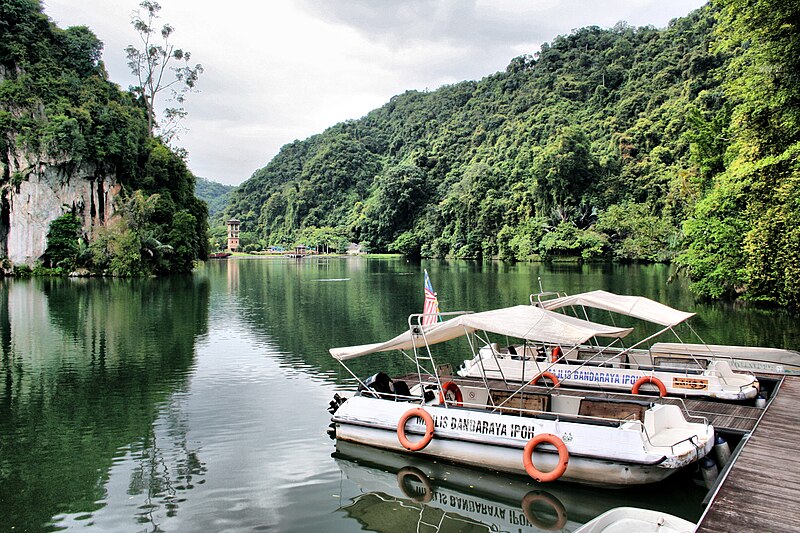 File:Gunung Lang.jpg