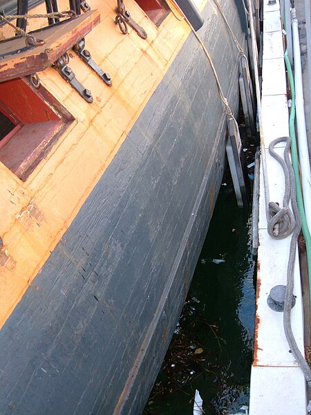 File:HMS Surprise (replica ship) port side 2.JPG