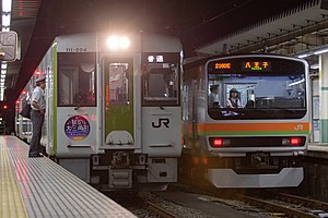 非電化区間の主力車両キハ110系（左）と電化区間の主力車両E231系3000番台（右） （2019年9月26日 高麗川駅）