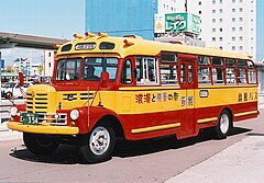 Japan bus. Isuzu Bus 1960. Isuzu BXD-30 Japan. Школьный автобус ретро. Isuzu школьный автобус.