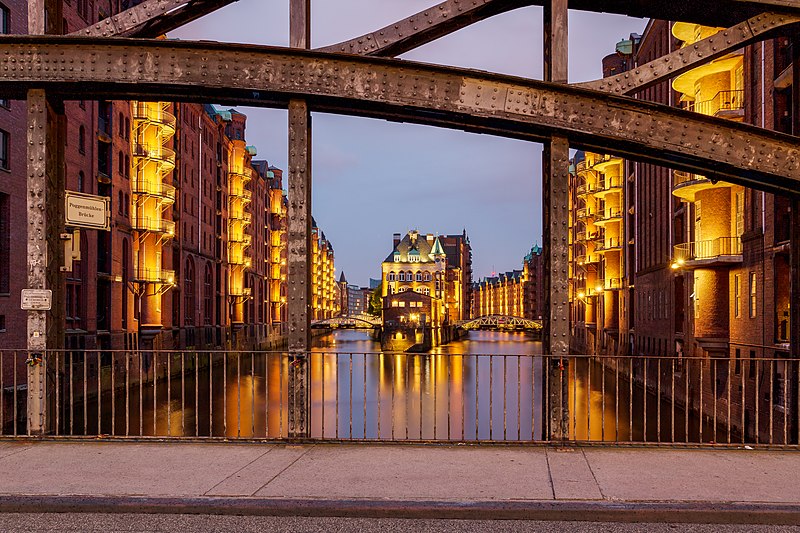 File:Hamburg, Speicherstadt, Wasserschloss -- 2016 -- 3294-300.jpg