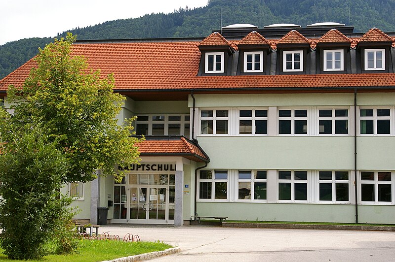 File:Hauptschule Molln.JPG