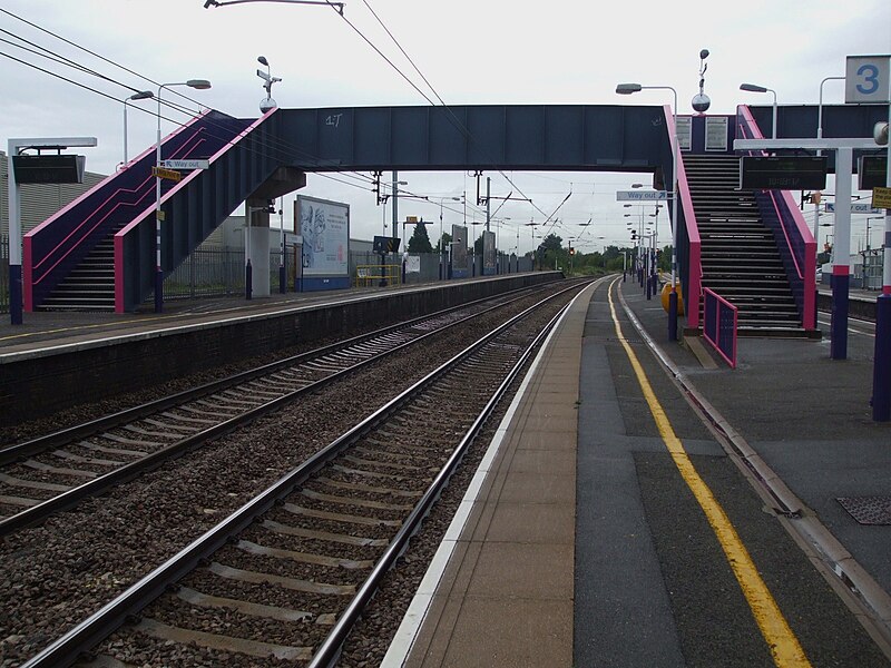 File:Hendon station fast look north.JPG