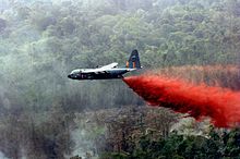 Hercules C-130 de la Garde nationale des États-Unis effectuant un largage de retardant en Californie (1997).