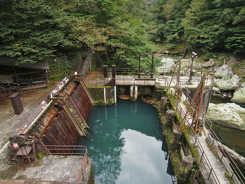 File:Hokigawa Dam intake 2.jpg