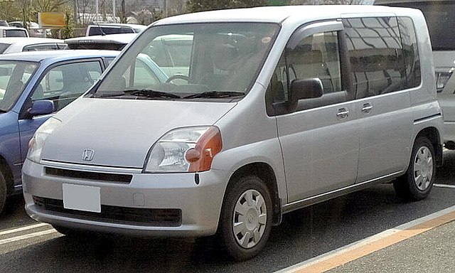 2001–2004 Mobilio (pre-facelift, Japan)