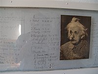 Handtekeningen en afbeelding van Albert Einstein