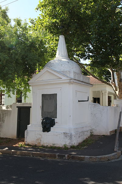 File:Hurling Pump, Prince Street, Cape Town.jpg