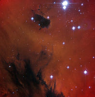 Yıldız oluşum bölgesi NGC 281'de bulunan genç açık yıldız kümesi IC 1590