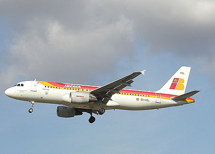 Avión A320 de Iberia, primeira compañía aérea de bandeira española, fundada en 1927.