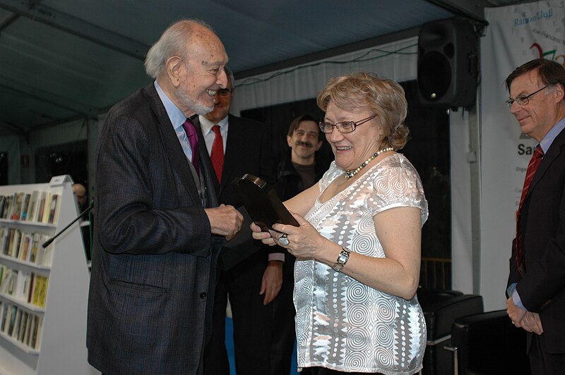 Fitxer:Isabel-Clara Simó rep el premi Trajectòria.JPG