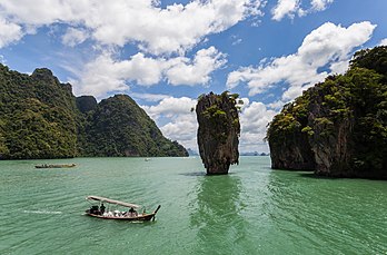 Ko Tapu é uma ilhota na baia de Phang Nga, Tailândia. Pertence ao Parque Nacional de Ao Phang Nga e é conhecido como locação do filme The Man with the Golden Gun. (definição 4 900 × 3 200)