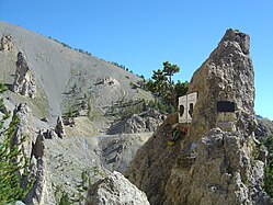 Estelas de Coppi e Louison Bobet na Casse Déserte (vertente Sul da ascensão ao Col d'Izoard)