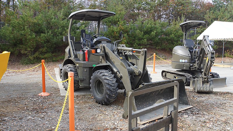 File:JASDF Wheel Loader(TCM ZW, 44-4150) right front view at Aibano Sub Base November 28, 2015.jpg