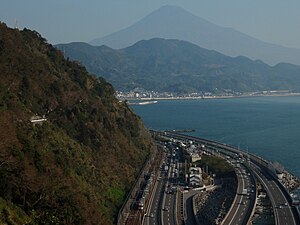 由比駅 - 興津駅間 薩埵（さった）峠付近