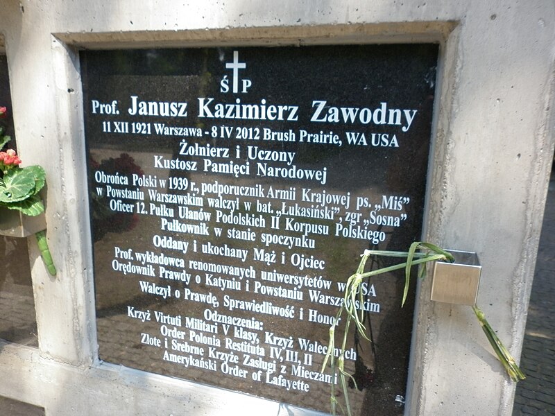 File:Janusz Kazimierz Zawodny grób.JPG