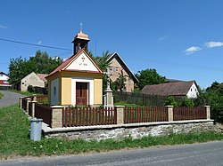 Kaple s kamenným křížem