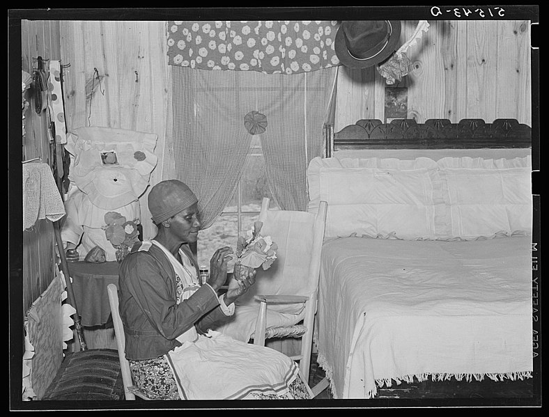 File:Jorena Pettway making flower decorations for her home in Gee's Bend, Alabama.jpg