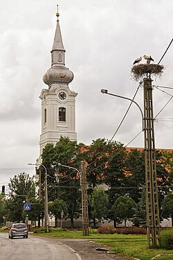 A főutca részlete a református templommal