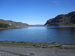 Kåfjord.  Kåfjordin kylän kirkko näkyy vasemmalla puolella kuvan reunaa