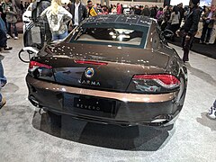 Photo de l'arrière d'une voiture de luxe marron dans un stand d'exposition.