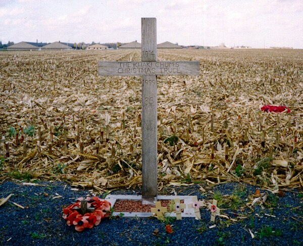 A cross, left in Saint-Yves (Saint-Yvon – Ploegsteert; Comines-Warneton in Belgium) in 1999, to commemorate the site of the Christmas Truce. The text 