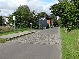 Kirchdorf gepflasterte Landstraße mit Lindenallee