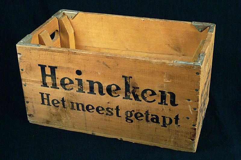 File:Krat voor bierflesjes met “HEINEKEN Het meest getapt”, objectnr 72928.JPG