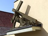 This is a picture of the Bavarian Baudenkmal (cultural heritage monument) with the ID D-6-78-150-49 (Wikidata) Kreuzschlepper, Pfarrgasse 1, an einer Mauer eines Nebengebäudes der Kirche, Herlheim, Gemeinde Kolizheim, Unterfranken, Deutschland