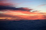 山頂から望む日の出前の朝焼けと雲海に浮かぶ頸城山塊 （2018年7月）