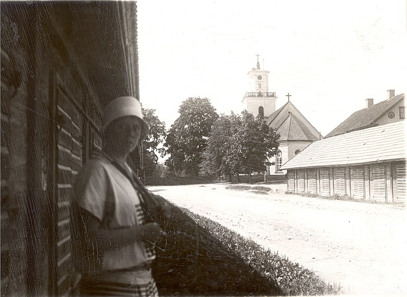 File:Kvinna vid Madesjö kyrkstallar, Nybrolänorna KLMF.A00673.jpg