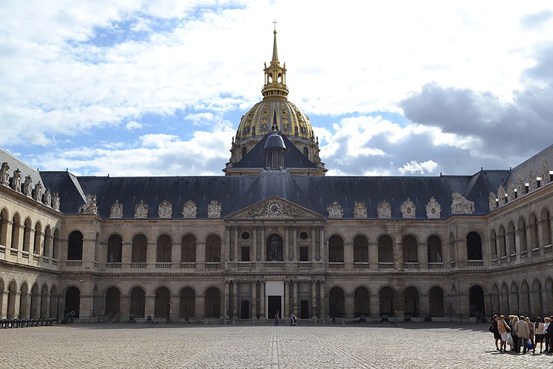 File:L'hôtel des Invalides vu depuis sa cour.jpg