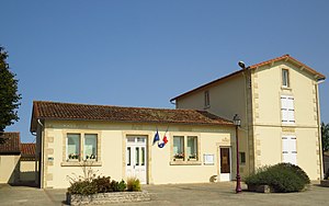 La mairie de Saint Martin de Saint Maixent.jpg