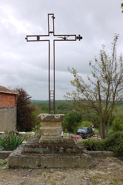 File:Labéjan - Croix place église.jpg