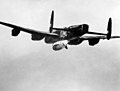 Avro Lancaster 617. perutě RAF odhazuje leteckou pumu Grand Slam.