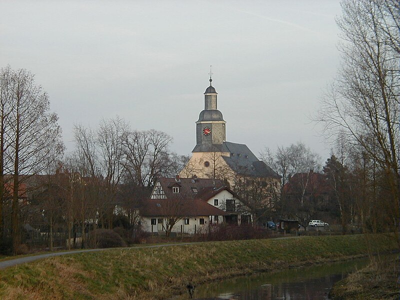 File:Laurentiuskirche vom Schwarzbach-Trebur.jpg