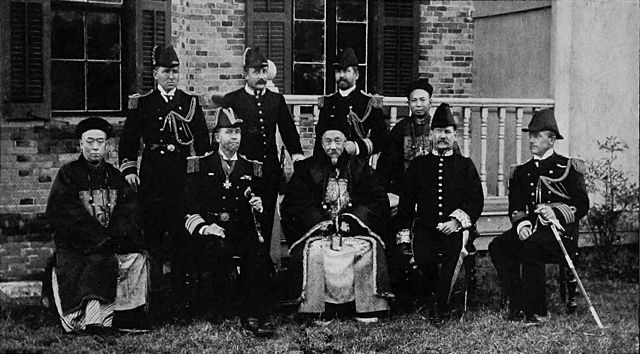 Seymour (third from left) with Li Hongzhang, the Qing dynasty's main negotiator during the Boxer Rebellion, 1900