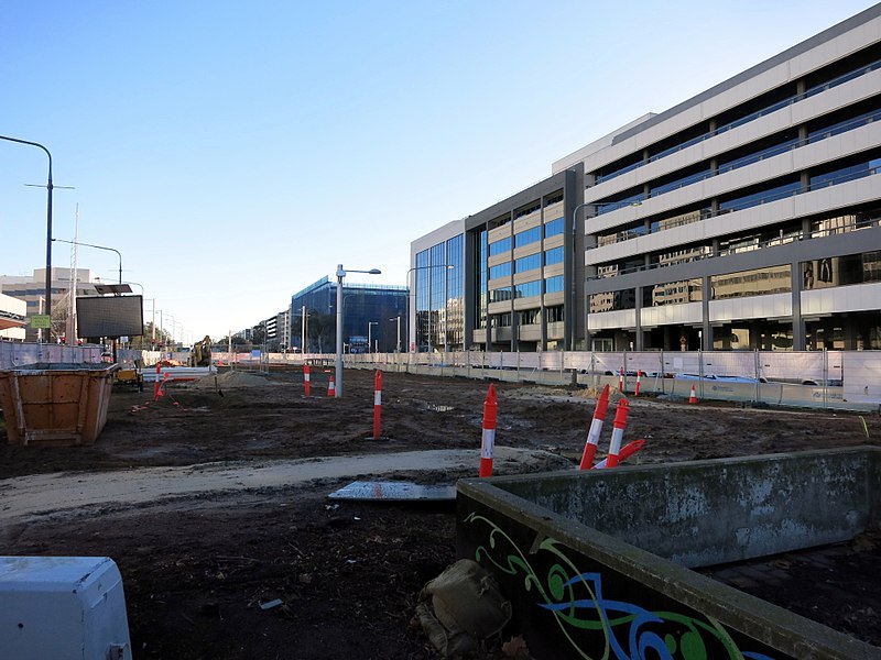 File:Light rail works on the centre of Northbourne Avenue August 2017.jpg