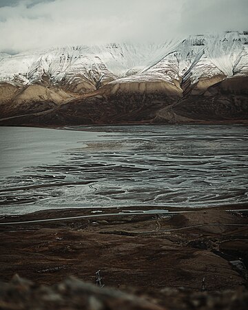 Outskirts of Longyeabyan (Svalbard) with first snow and low tide. Photo by Peeter Paaver