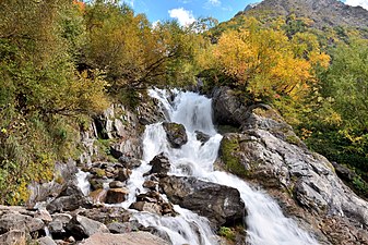 Lagere Juchur-waterval.jpg