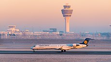 Bombardier CRJ900 de Lufthansa CityLine en la pista del aeropuerto.