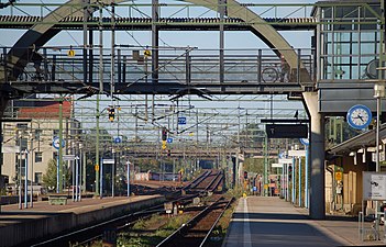 Vid Lunds centralstation viker Västkustbanan av från södra stambanan.