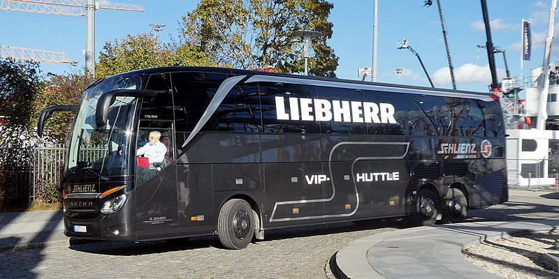 File:München, Bauma 2022, Liebherr-Gästebus, 1.jpeg