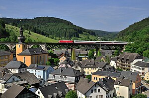 Train MEtropolitan sur les toits de Ludwigsstadt 2011 06 04.jpg