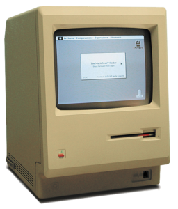 מחשב המקינטוש המקורי, עם כונן 3.5" (המחשב הנפוץ הראשון שעשה שימוש בגודל זה. תוך זמן לא רב הפכו כוננים אלו לסטנדרט, גם במחשבים אחרים. מעבד מוטורולה 68000, 128K זיכרון, מסך 9" שחור לבן, אודיו 3 קולות, ללא אפשרות להרחבה.