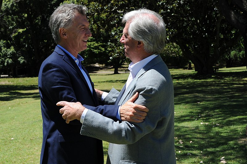 File:Macri y Tabaré Vázquez.jpg