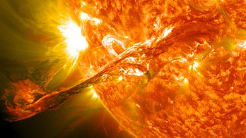 Filament solaire géant photographié le 31 août 2012 à 20 h 36 UTC. Le flot de particules expulsé par le phénomène, sans toucher directement la Terre, a créé un champ magnétique très fort qui a interagi avec la magnétosphère terrestre en générant des aurores polaires dans la nuit du lundi 3 septembre 2012. La photo a été prise par les caméras de l'Observatoire de la dynamique solaire de la NASA. (définition réelle 1 920 × 1 080)