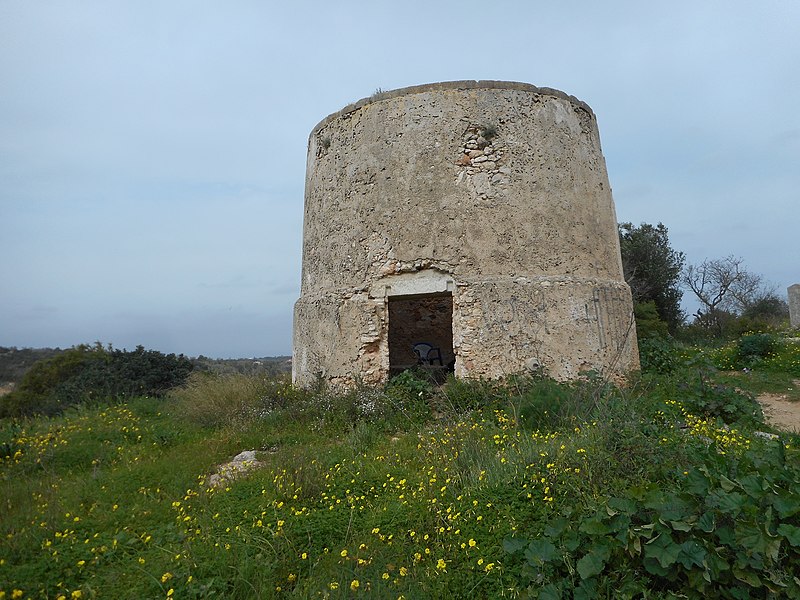 File:Malpique Hill Windmill, Albufeira 5 February 2016 (1).JPG