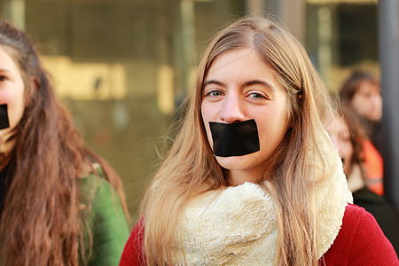 Français : Artiste se bâillonnant lors d'une opération symbolique à la manifestation NoCulture? pour la défense des droits des artistes à Bruxelles, Belgique, le 13 décembre 2013.