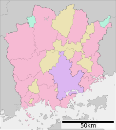 Mapa konturowa prefektury Okayama, blisko centrum na prawo znajduje się punkt z opisem „Akaiwa”